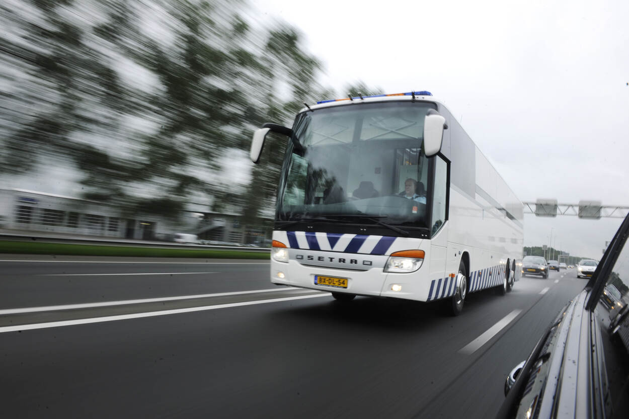 Bus voor gevangenen op snelweg