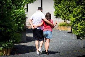 Afbeelding weglopende man en meisje met armen over elkaar