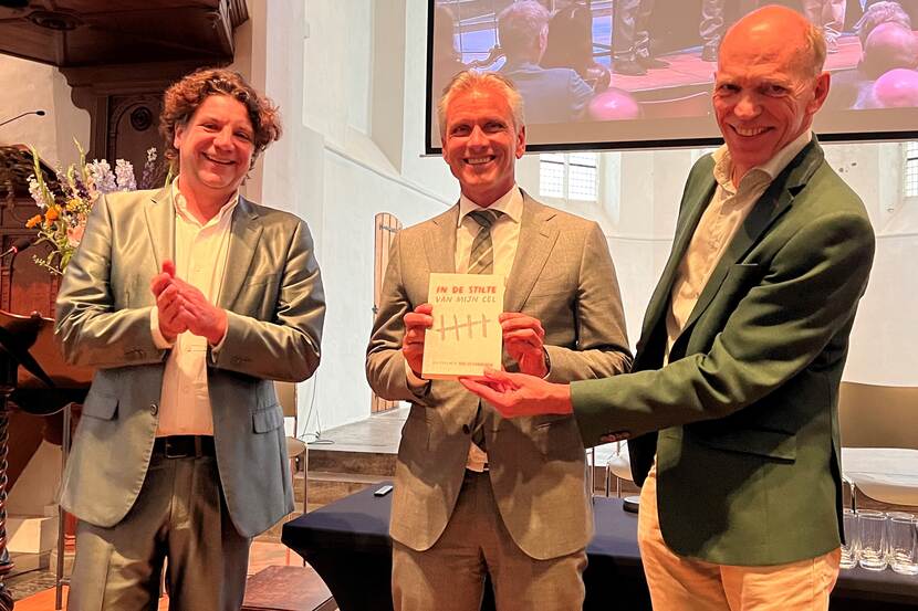 Overhandiging boek in de stilte van mijn cel