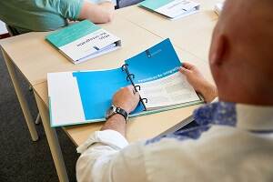 Afbeelding reÏntegratiecentrummedewerker praat met gedetineerde