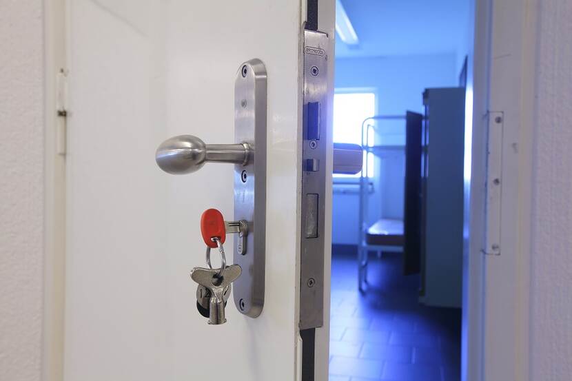 Afbeelding sleutel in slot gevangenisdeur