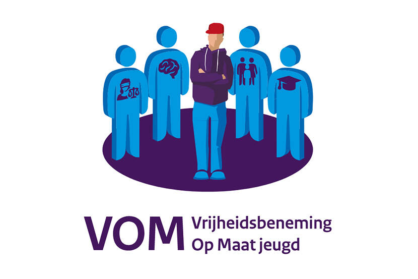 Logo VOM: 4 personen staan om jongere heen.