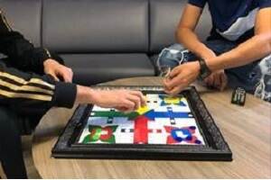 Alleenstaande minderjarige vreemdelingen spelen een bordspel